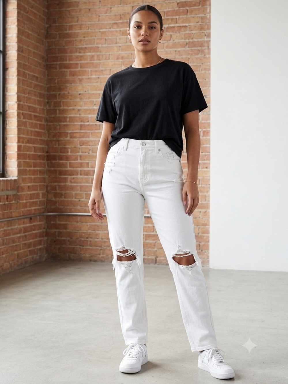 American Eagle White Distressed High Waisted Mom Jeans Size 4 Ripped Str